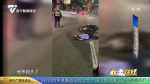 男子摔倒街頭 巡警熱心救助