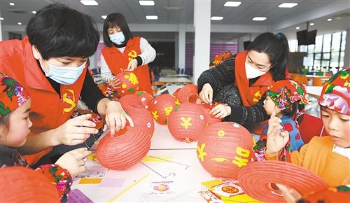 发红包 给补贴 奖全勤 就地过年，各地留人有招