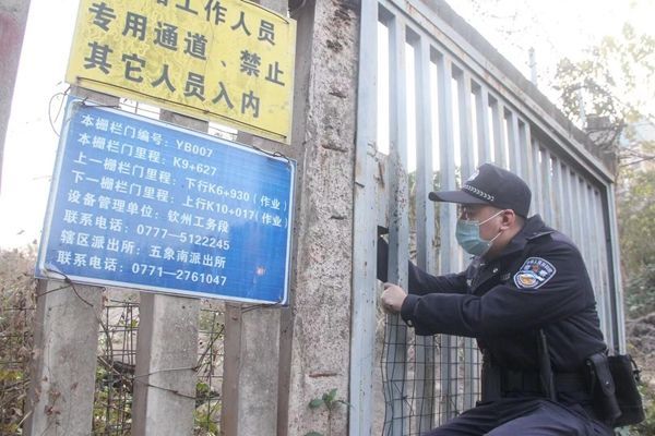 良庆区五象南站派出所：守护春运 线路民警用脚步丈量每寸铁轨