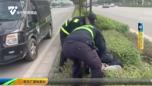 9旬老人癱倒路邊 巡邏民警及時救助