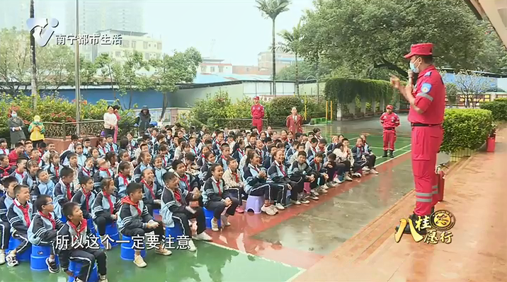 应急安全知识进学校 提升学生安全意识