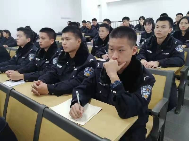 警校学生创业创新积极 赛事导师点评助成长