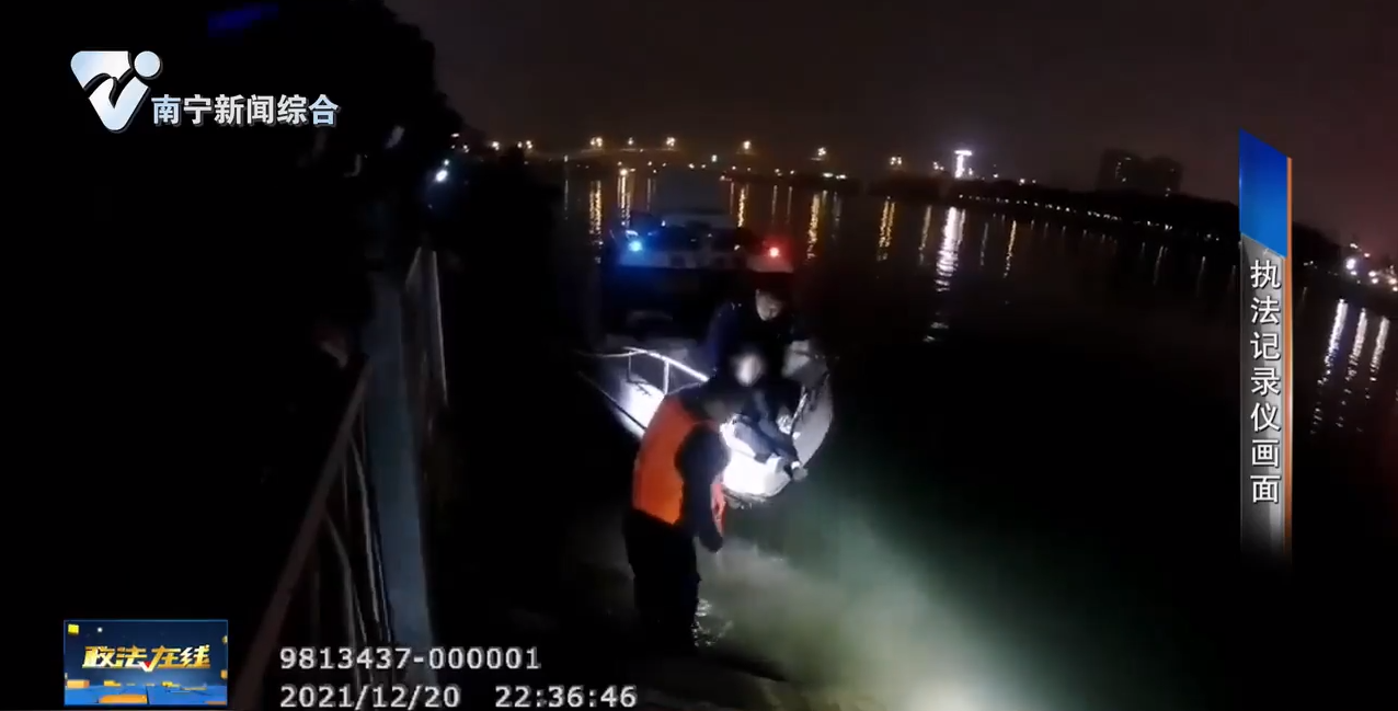 女子欲跳江轻生 民警奋不顾身营救