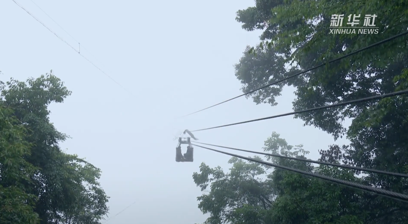《中国减贫奇迹》 天堑通途