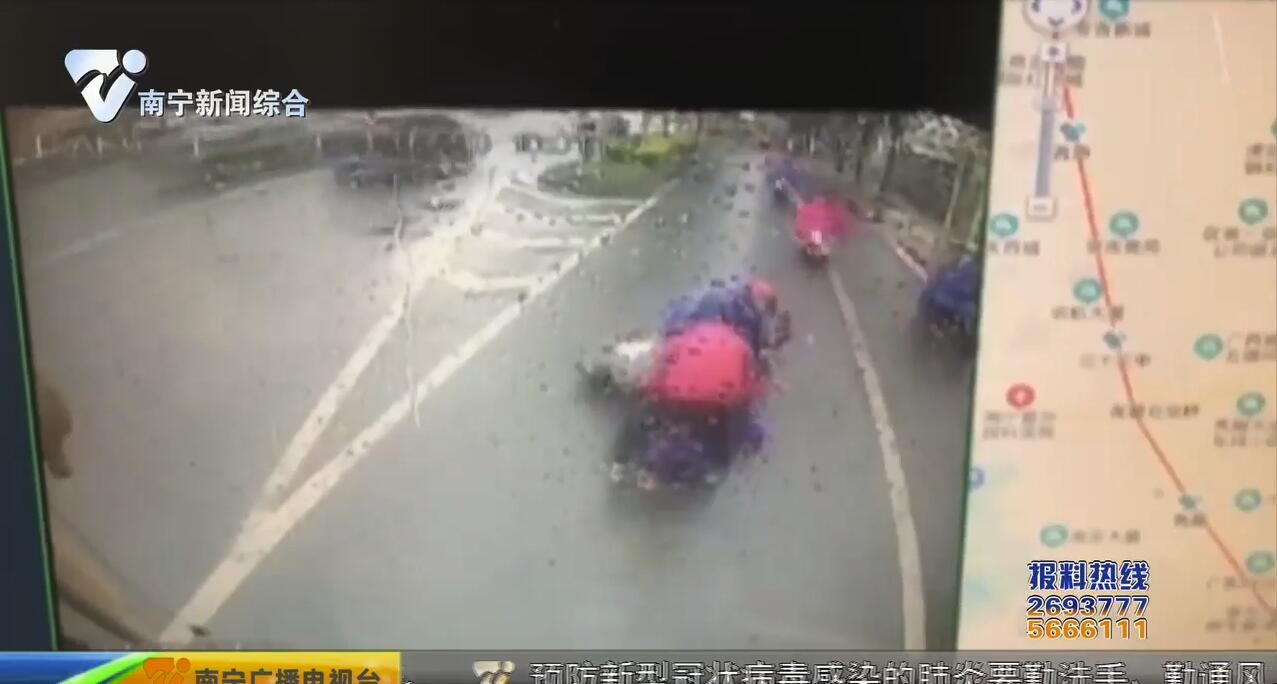 老人雨天摔倒 公交司機飛奔下車扶起