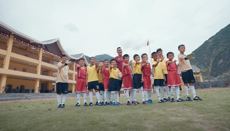 《跨越4000里的足球情缘》