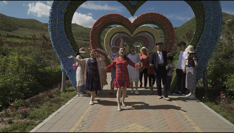 一镜到底：青海山沟沟里来了一场快闪