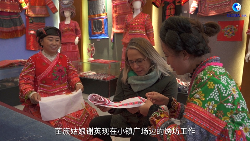 《“洋记者”解码中国式扶贫》