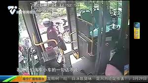 公交司機熱心助人 真情善行暖人心