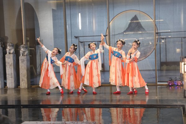 中秋月圓時，來體驗一場沉浸式全實景演出的跨國晚會