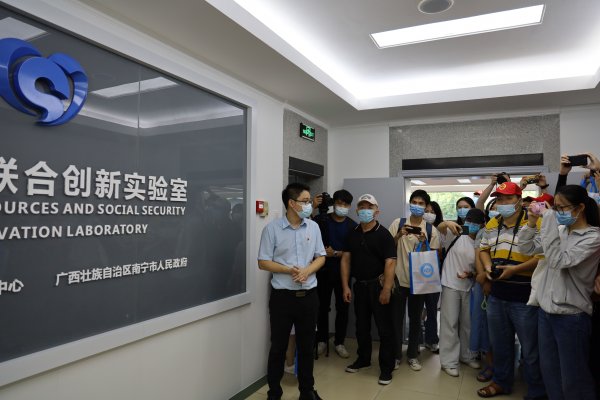 網(wǎng)友看南寧：他們每一步都在全力以赴