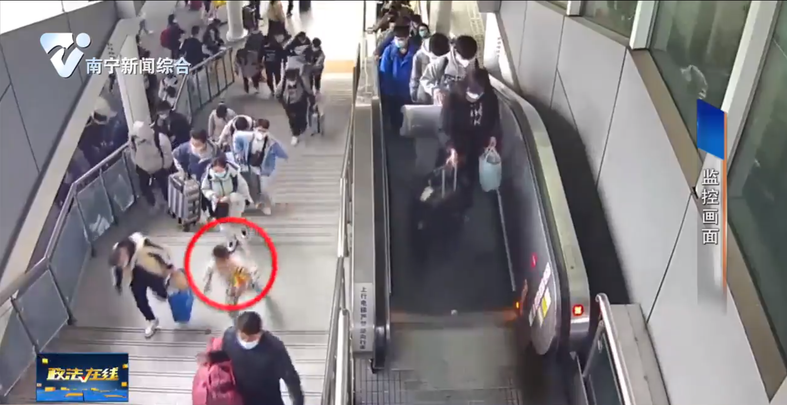 男孩独自外出 民警暖心救助