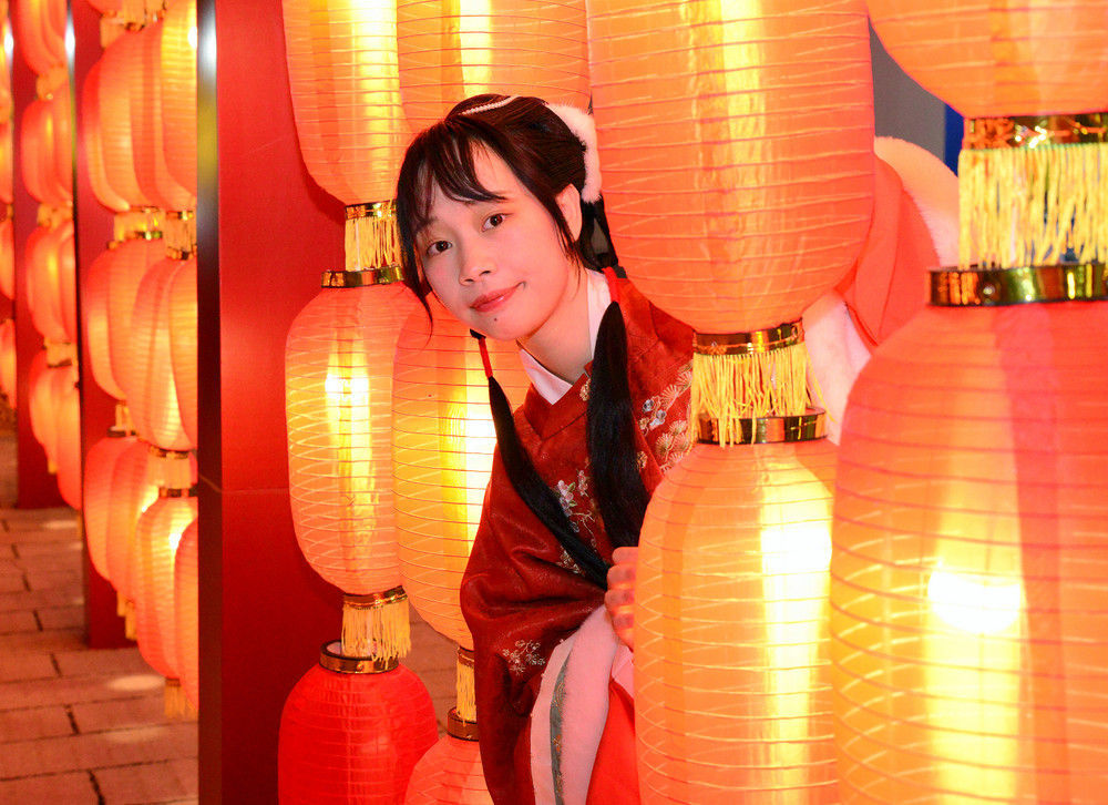 大红灯笼映照下的汉服美女畅游南宁新西门