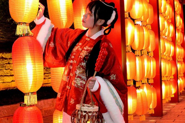 大紅燈籠映照下的漢服美女暢游南寧新西門