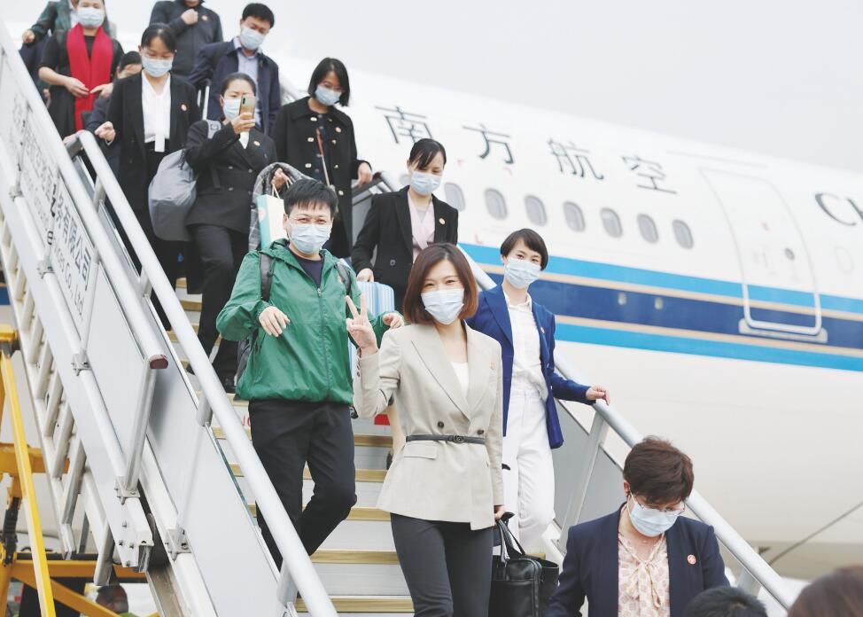 广西壮族自治区出席党的二十大代表抵京