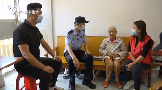 【南宁志愿者在行动】暖心慰问辖区困难家庭 维护社会治安平安稳定