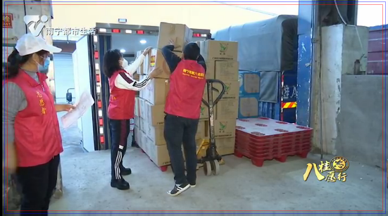 【“志愿红”闪耀抗疫一线】南宁志愿者：深夜冒雨 搬运爱心物资