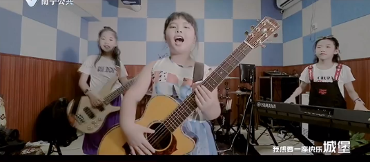 栏目片头曲《奔跑吧少年》