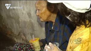 南宁正能量：情牵9旬老人 志愿者为她“建”新家
