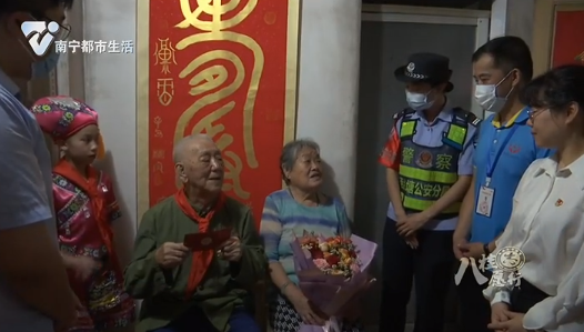 志愿者慰问老兵和老党员 汲取奋进力量