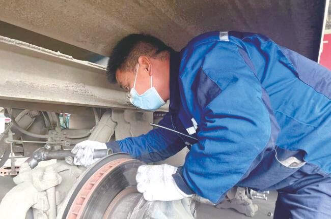 客运车辆检修人员做好安检工作，全力“备战”春运