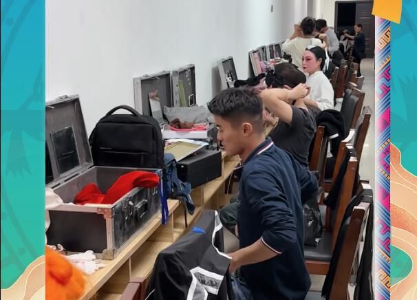 沉浸式體驗(yàn)一臺(tái)戲劇的幕后工作