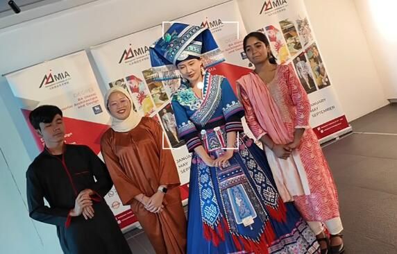 在壯族姑娘的帶領(lǐng)下 馬來(lái)西亞印度族和馬來(lái)族的朋友們統(tǒng)考廣西科目3