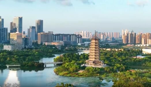 總書記剛剛來過這里丨各族群眾像石榴籽一樣緊緊抱在一起