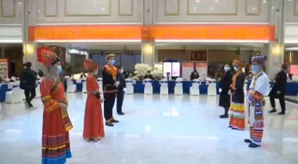 市政协委员向大会报到