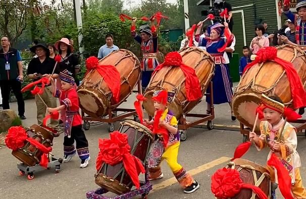 欢庆“壮族三月三” 敲起马山会鼓迎八方来客
