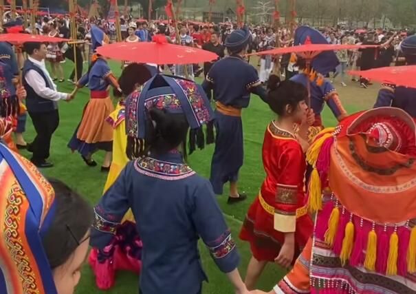 载歌载舞欢庆“壮族三月三”