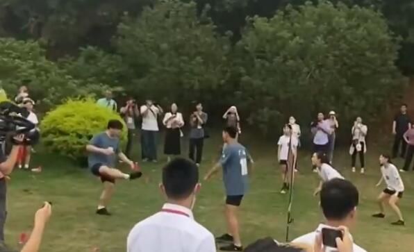 快来参加“三月三”踢毽子比赛吧！