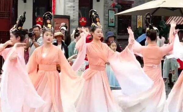 三街两巷民歌一条街 游客热闹逛街