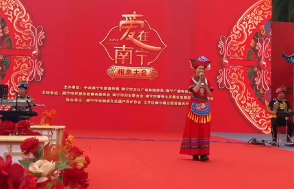 暖到你心里了吗？小姐姐身穿民族服装唱《暖暖》