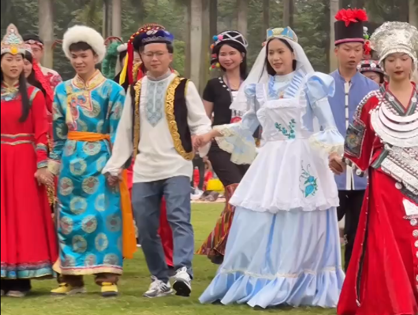 “爱在南宁”相亲大会现场，青年男女欢歌共舞《爱我中华》！