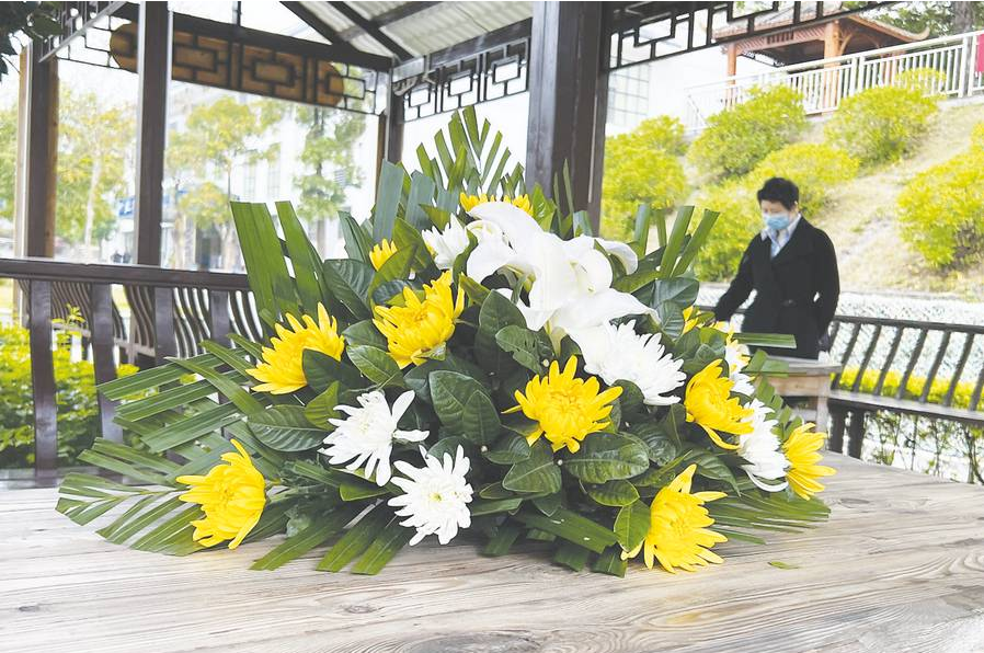 南宁各大墓园祭扫活动开始升温 绿色低碳祭扫方式成主流