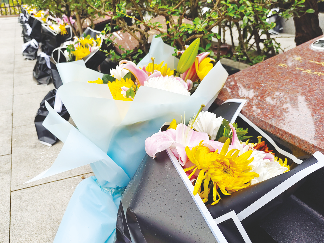 文明有序 绿色清明——南宁迎来祭扫小高峰