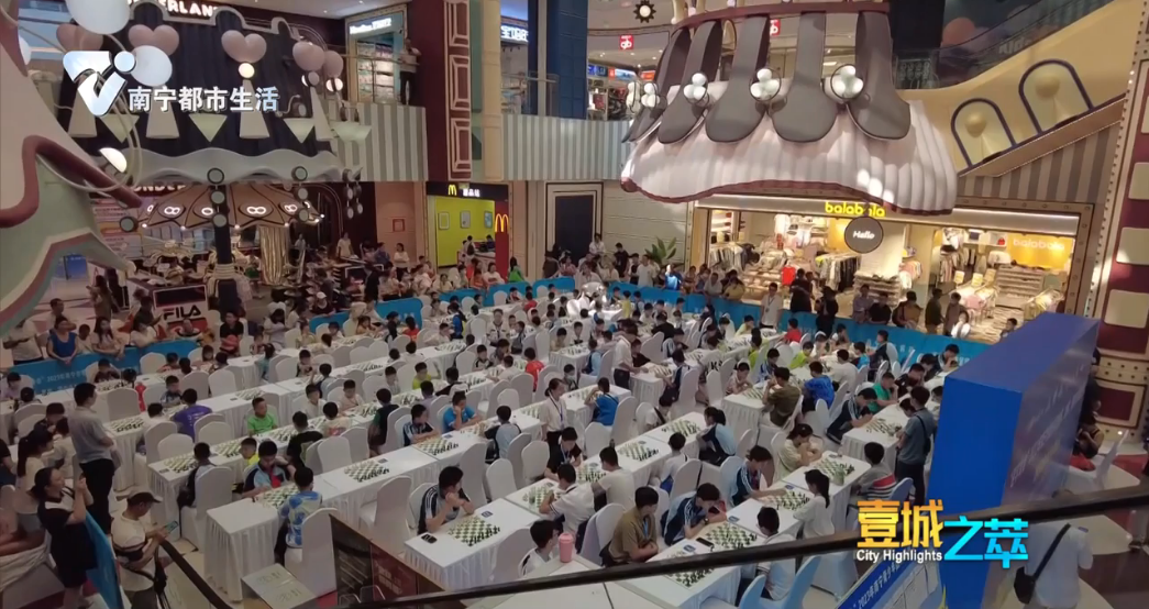 【你好体育】迎接学青会 南宁近千名青少年围桌比拼棋艺