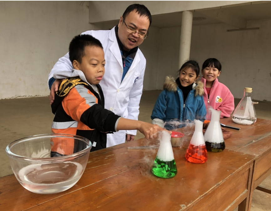 南宁市科协开展 “新春走基层”科普大篷车主题科普活动