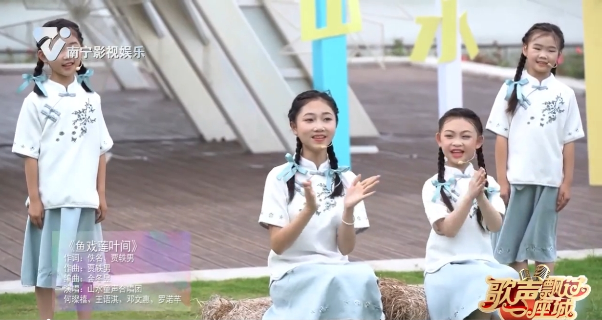 《鱼戏莲叶间》