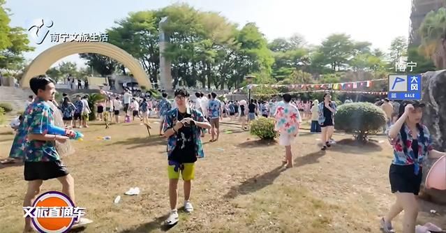 以水为媒文化共融 中外学生同庆“宋干节”