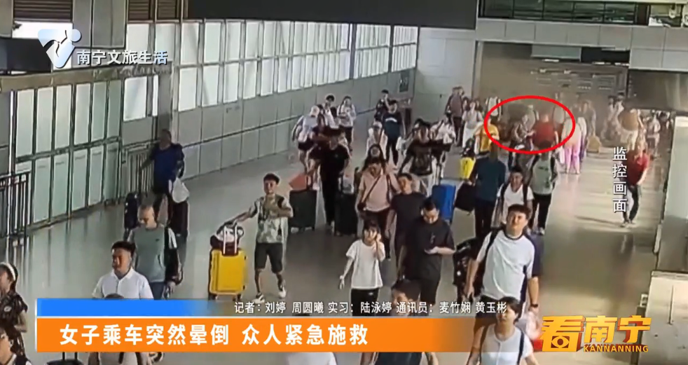 女子乘车突然晕倒 众人紧急施救