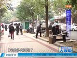 南宁西关路：春节临近 书法爱好者路边写春联