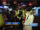 南宁一电动车无牌上路 面对交警处罚满嘴胡言